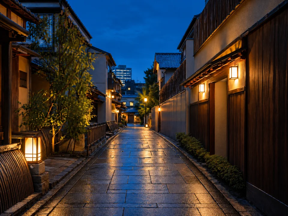 Calle japonesa con arquitectura tradicional y luces cálidas al anochecer